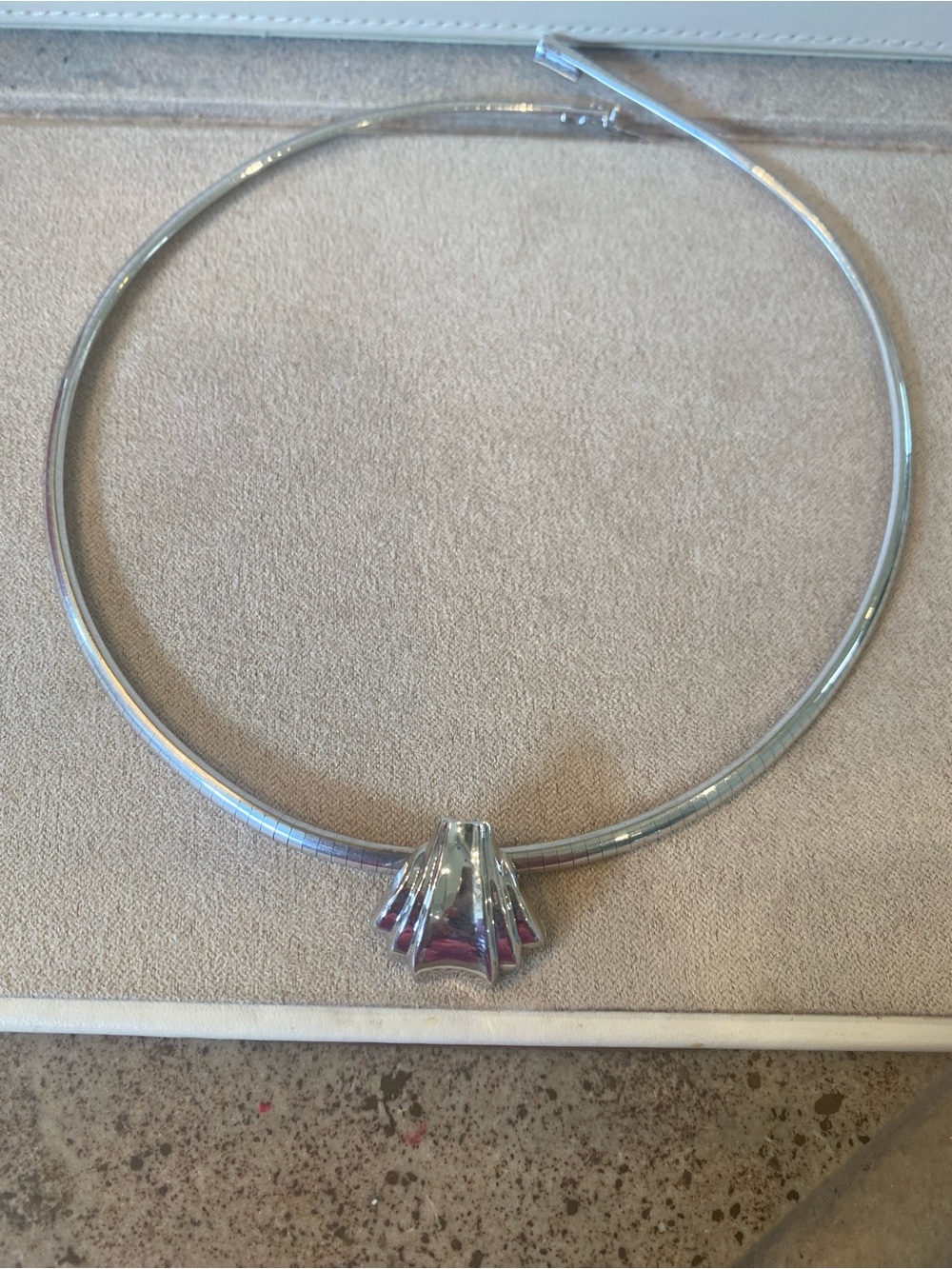 14kg silver pendant… omega necklace is NOT included